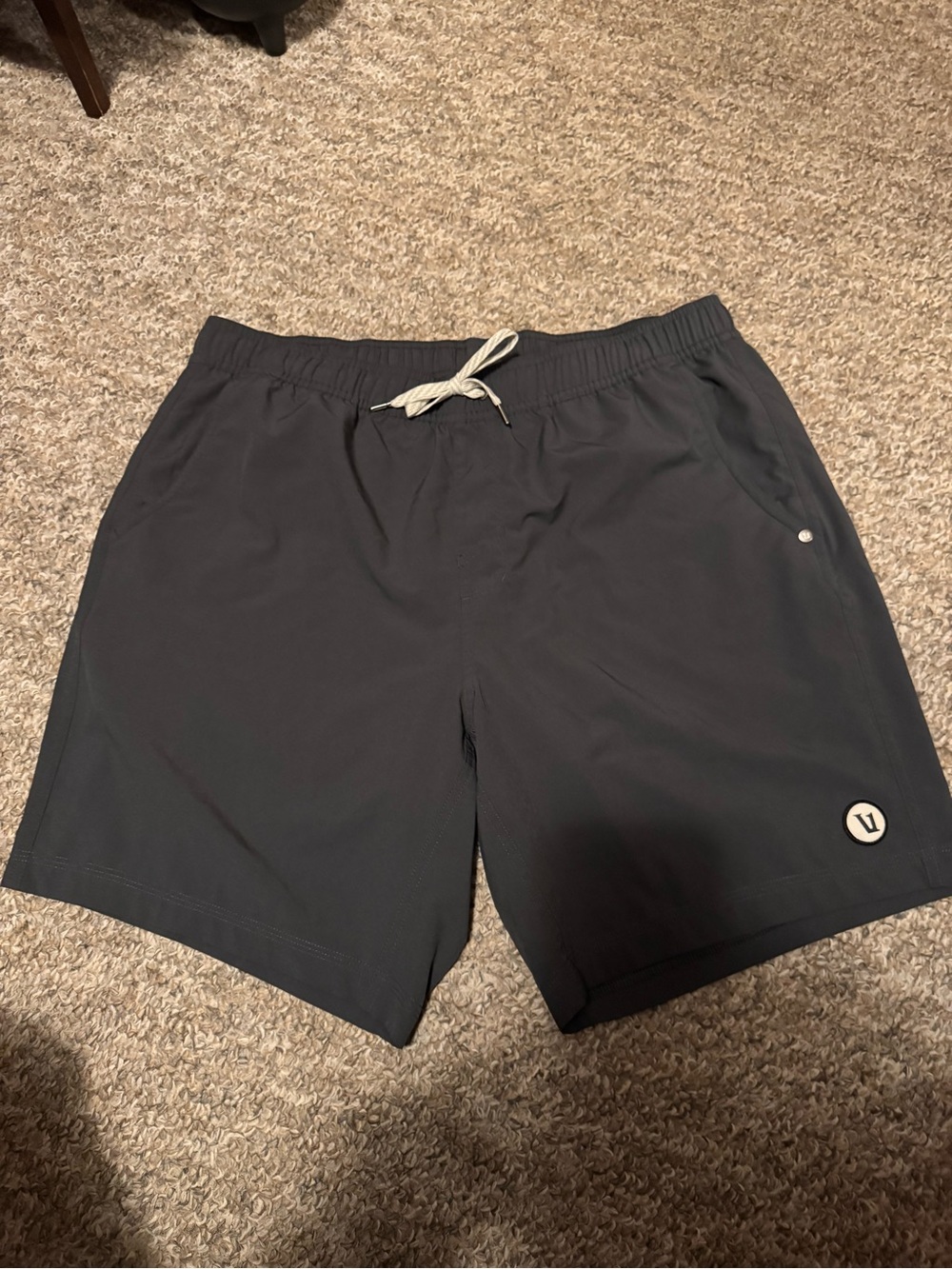 Vuori Men’s Kore Short 7” lined Charcoal, size XL